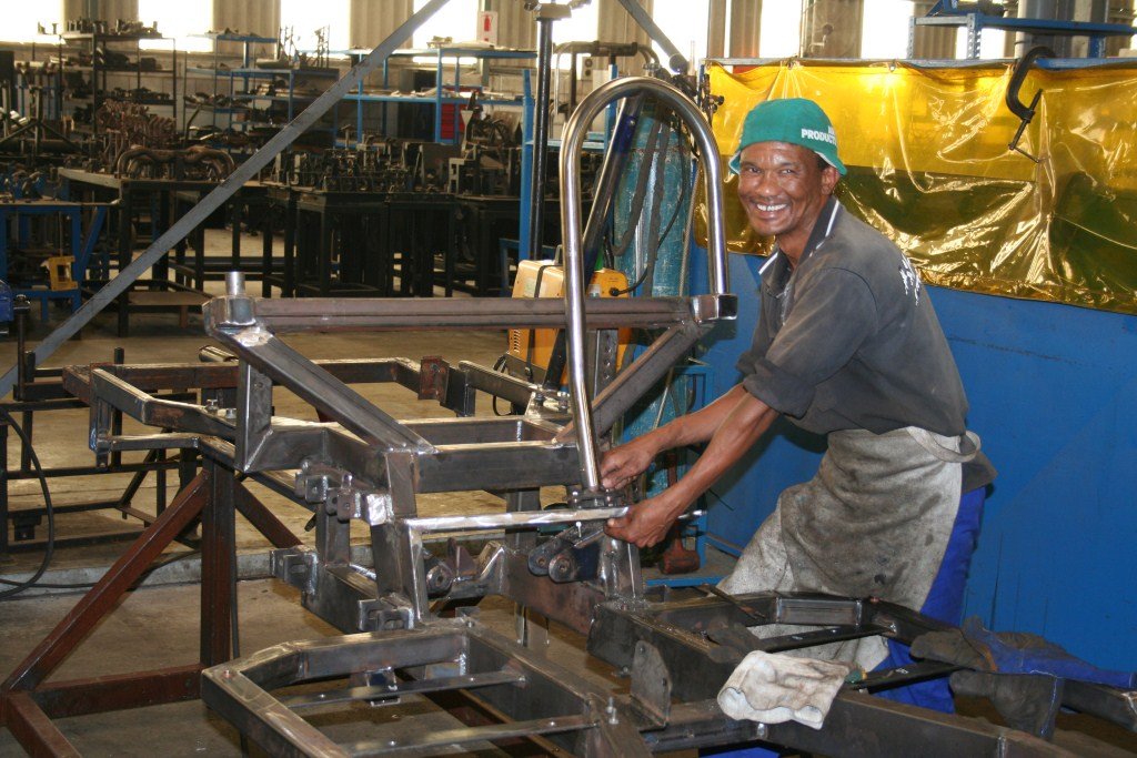 mon_hitech_frameshop_mk3fittingrollbar.jpg
