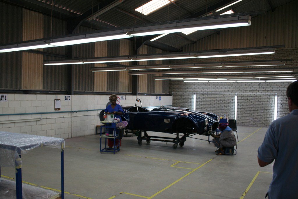 mon_hitech_paintshop_hand_polishing1.jpg