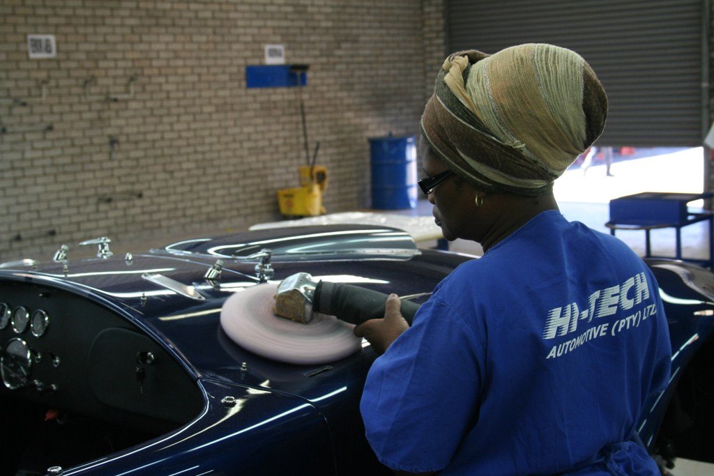 mon_hitech_paintshop_hand_polishing5.jpg