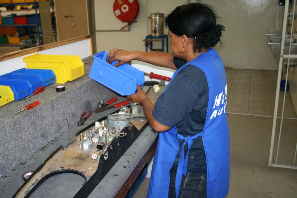 mon_hitech_trimshop_dashboard_assembly2.jpg